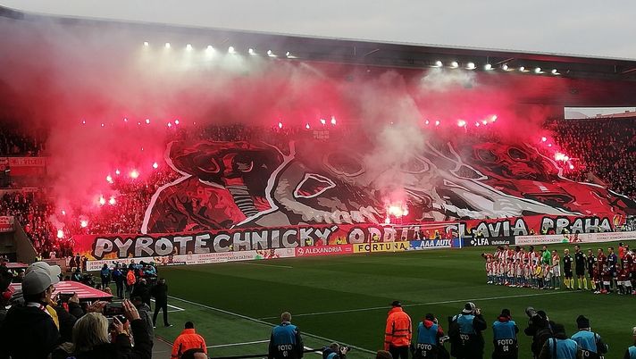 Numerosi falli nel primo tempo, fumogeni e Var: poi lo Slavia capolista riacciuffa lo Sparta nel derby di Praga