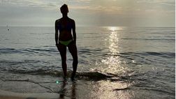 Tania Cagnotto si gode la sua gravidanza al mare: “Onde o curve in arrivo?”