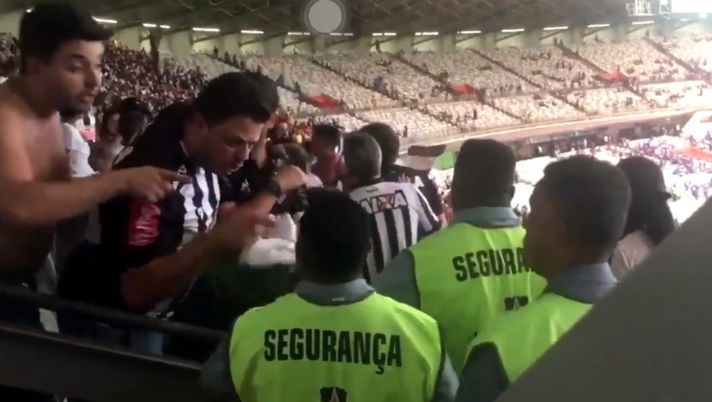 Derby di Belo Horizonte nel caos: disordini fra tifosi e la Polizia lancia fumogeni e gas al pepe