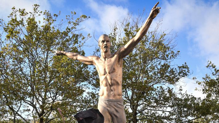 Rivalità Malmoe-Stoccolma: in fiamme la statua di Zlatan Ibrahimovic