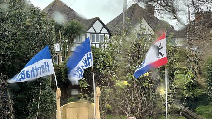 Hertha, il tifoso ecologico festeggia il derby con le bandiere in giardino: gli altri tristi per lo stadio vuoto…