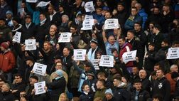 R.I.P. Football: i tifosi inglesi espongono all’Etihad cartelli e striscioni contro la Var!