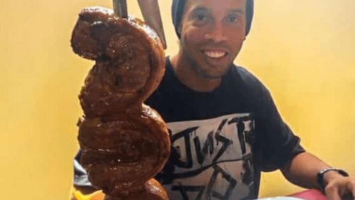 E’ l’asado la torta di compleanno di Ronaldinho in carcere: 40 anni, lui mangia e sorride anche in prigione…