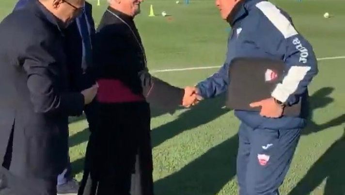 Il Trapani in fondo alla classifica cerca alleati…lassù: il vescovo Fragnelli in visita allo stadio Provinciale