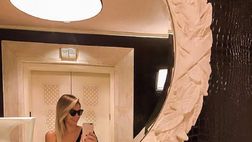 Sorridente e look total black: la buonanotte di Costanza Caracciolo
