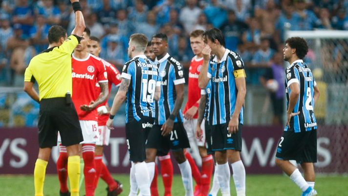 111esimo compleanno a Porto Alegre, nello strano derby cittadino: Inter in maglia rossa e gli avversari nerazzurri…