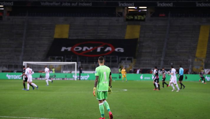 Eintracht Francoforte senza curva: i tifosi disertano per protesta, solo uno striscione contro il calcio il lunedì sera