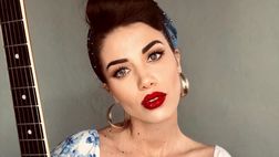 Eleonora Boi torna col look negli anni ’50: il décolleté di lady Gallinari è da impazzire