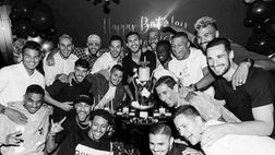 PSG, cena di squadra e foto di gruppo per festeggiare il compleanno di Paredes