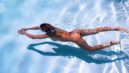 Elisabetta Canalis si “libera”: la showgirl posta sui social un nudo in acqua spettacolare