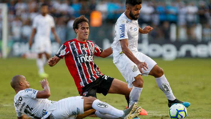 Tre i protagonisti del derby Santos-San Paolo: il presidente Bolsonaro, Dani Alves e la torcida