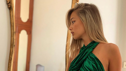 Viky Varga abbaglia i social con l’ultimo scatto. Lady Pellé più sexy che mai in un look da… serpente