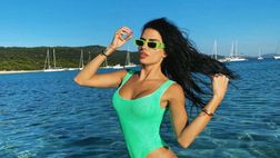 Jovana Djordjevic incanta i follower in costume verde: le forme sono esplosive