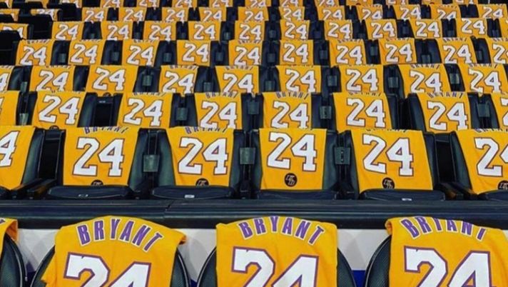 #SempreKobe: sciarpa rossonera davanti allo Staples Center: l’All Star Game sarà in memoria del Mamba