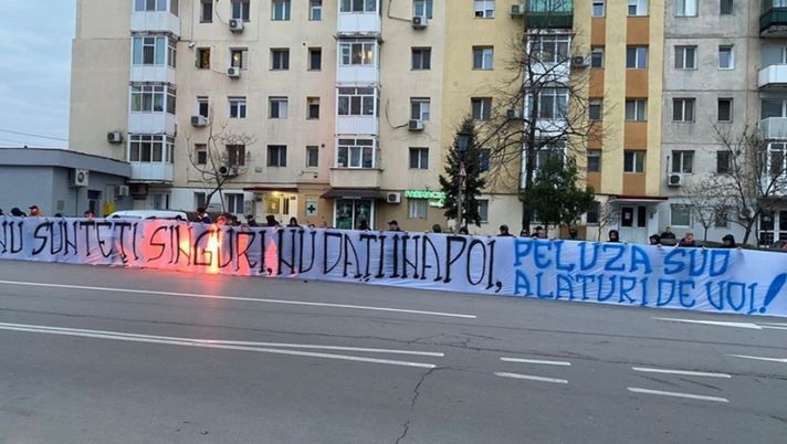 Il tifo da stadio non è più in curva ma sotto gli ospedali: gli ultras del Craiova incitano medici e infermieri!