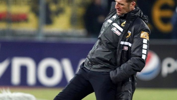 AEK Atene, Massimo Carrera racconta l’Italia ai greci e ai russi: “Il posto negli ospedali è il problema più grosso”
