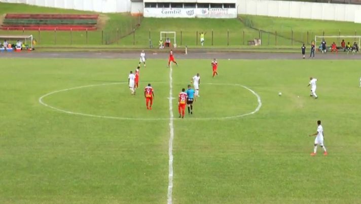 Centrocampo con il cerchio “scentrato”: ma in Terza divisione brasiliana si gioca lo stesso…