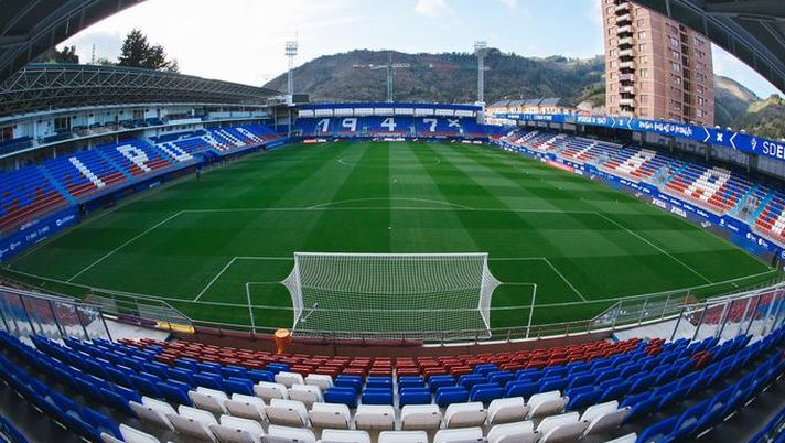 Discarica incendiata a Zaldibar e fumi nell’aria, governo basco preoccupato: a rischio il derby Eibar-Real Sociedad