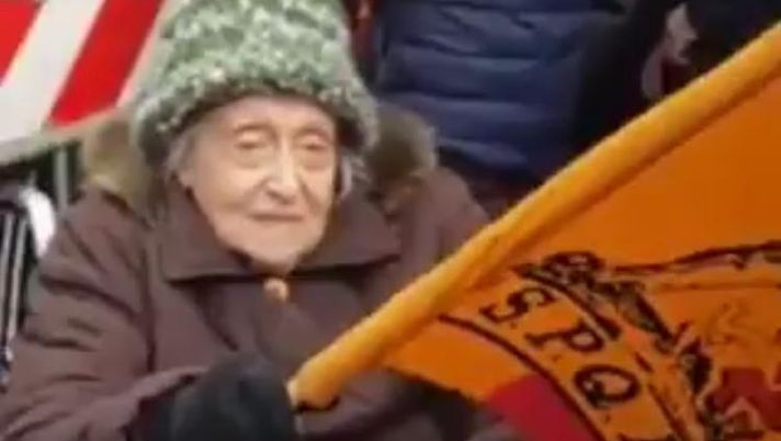 Quando il tifo non conosce ostacoli: una nonna della Roma a Trigoria per caricare la squadra prima del derby
