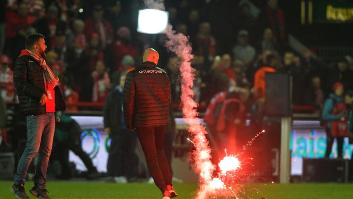Fumogeni, invasione di campo e sospensione: anche questo è stato il derby di Berlino