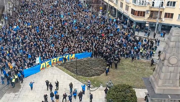 Il Levski Sofia finirà la stagione: colletta dei tifosi durante il derby, il tecnico ha rinunciato allo stipendio