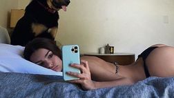 Emily Ratajkowski esagera: scatto hot e un fondoschiena… da oltre un milione di like