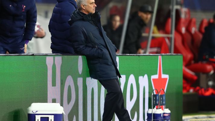 Tottenham, Berbatov: “La crisi non è colpa di Mourinho, sono i giocatori che giocano per se stessi e non per la squadra”