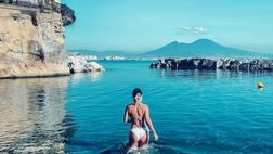 VIDEO / È il 23 novembre e la compagna di Mertens si fa il bagno a Napoli: “Mamma mia!”