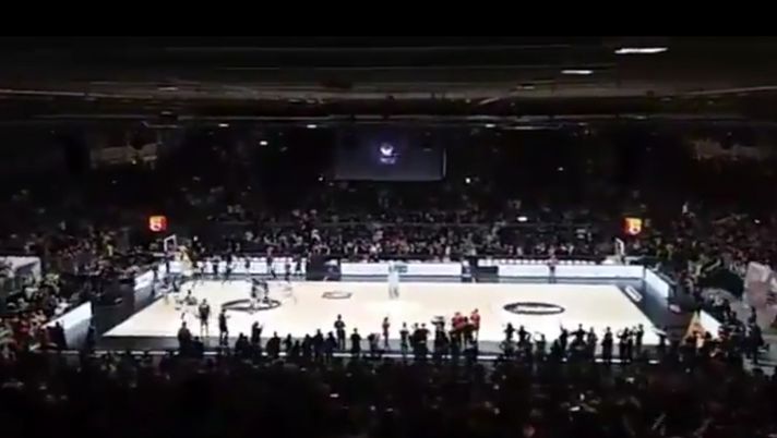Derby di basket – La Virtus Bologna celebra se stessa con una cometa, Brescia batte Cremona
