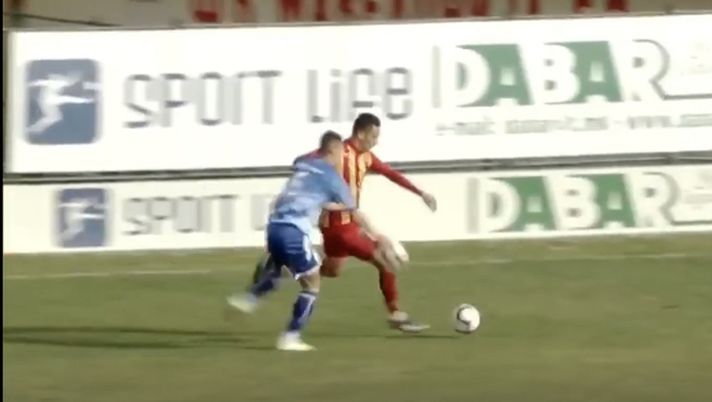 Macedonia, Kostov gioca con due palloni e uno lo usa per contrastare l’avversario: espulso dall’arbitro