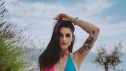 Valentina Vignali, il costumino fa impazzire i fan. Scatto hot e la confessione: “Una volta al mese…”