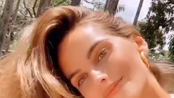 VIDEO / Lady Trapp sempre più hot. Relax in piscina per Izabel e il décolleté è da paura…