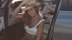 Elisabetta cowgirl sensuale. Gli scatti sexy della Canalis fanno impazzire il web