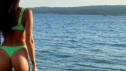 Jovana si gode il mare in bikini: lady Djordjevic sfoggia sui social un lato B mozzafiato