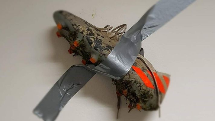 Opera d’arte Gabbiadini: le scarpe del derby sul muro della vittoria blucerchiata