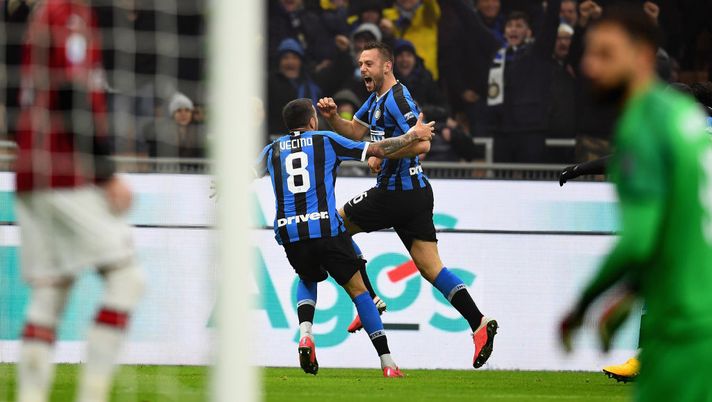 Il grande assente prima stringe i denti e poi esulta: il derby dalla tribuna di Lautaro Martinez