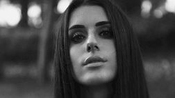 Valentina Vignali, sguardo fisso e malinconico: “Piccolo, miserabile ammasso di segreti”
