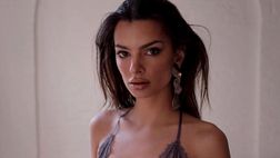 Emily Ratajkowski sull’ipocrisia delle star: “Il modo peggiore per portare avanti una battaglia”