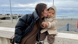 Veronica Martinelli a Ostia con la piccola Camilla: lady Pellegrini al mare con la figlia