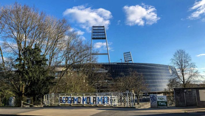 A Brema si parla bergamasco: davanti allo stadio del Werder lo striscione “Bergamo mola mia!”