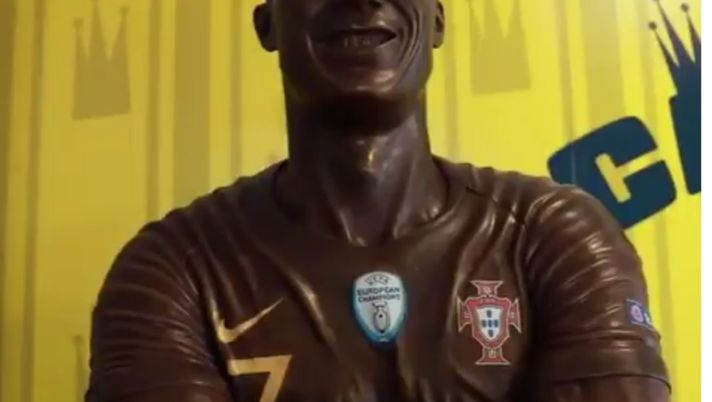 Mai stato così dolce: 200 ore di lavoro per esibire la statua di cioccolato di CR7 al Carnevale portoghese