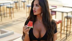 Floriana Messina si gusta un’anguria al tramonto, ma il web è in delirio per il decolleté