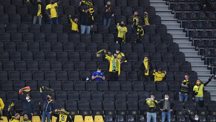 Derby della Ruhr, 1 contro 299: l’unico tifoso Schalke nella tribuna giallonera di Dortmund resiste fino al 2-0…
