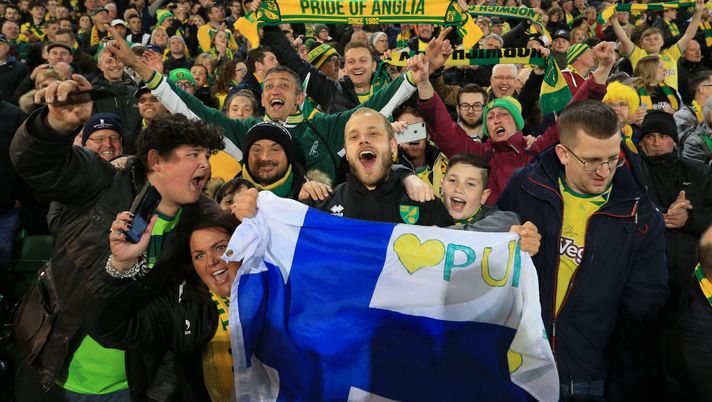 Finlandia, festa qualificazione a Euro 2020: il tuffo del tifoso “oscura” le parole del bomber
