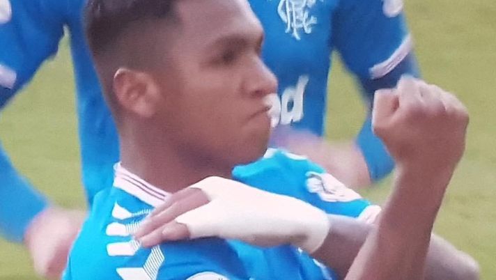 El Bufalo Morelos alza il gomito: fa doppietta, ma l’arbitro lo espelle per la sua esultanza