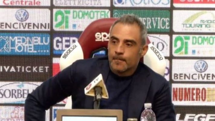 Il Catanzaro perde il derby con la Reggina e gli allenatori non si salutano: uno “Lui sbraita”, l’altro “Problemi suoi”