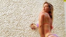 Doccia ‘bollente’ per Wanda Nara. Lady Icardi, scatto in costume e voglia d’estate: “Vieni a me”
