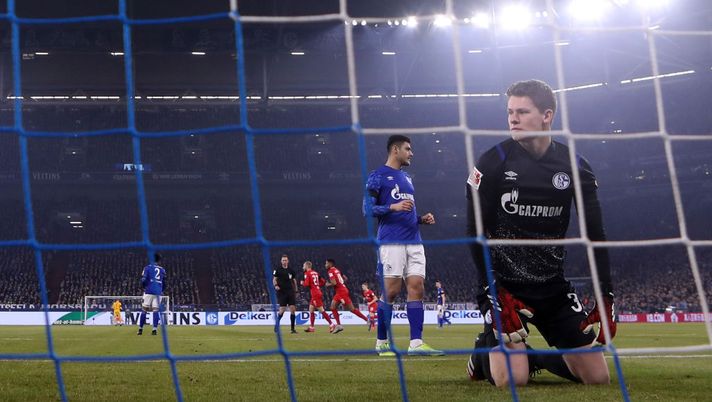Schalke, portiere sbeffeggiato per la papera: lo consola Alex, 7 anni, tifoso avversario “Caro Alex, i tifosi sono stupidi”