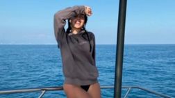 VIDEO / Georgina Rodriguez sullo yacht, i tifosi la individuano e partono i cori hot