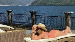 FOTO – Sole sul lago di Como, Wanda Nara ne approfitta: eccola sdraiata in costume